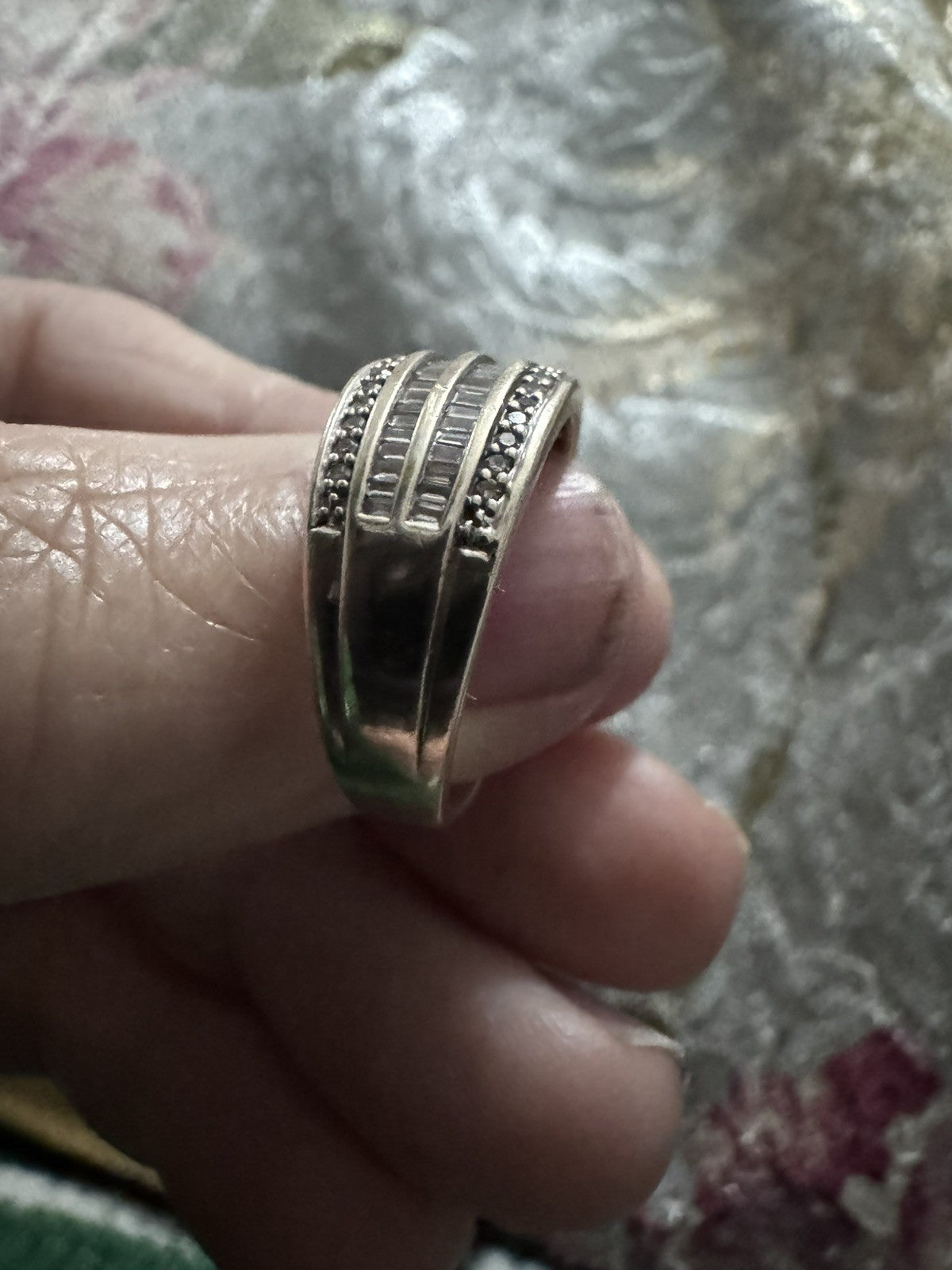 375 9ct Diamond Ring Size 8 Q