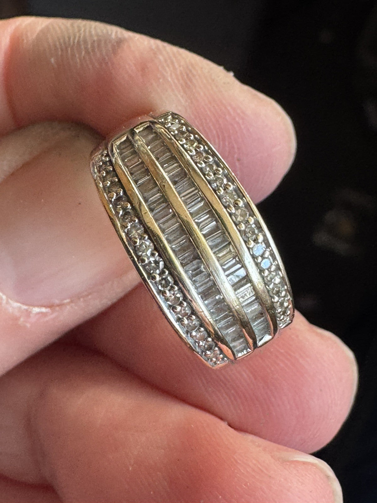 375 9ct Diamond Ring Size 8 Q