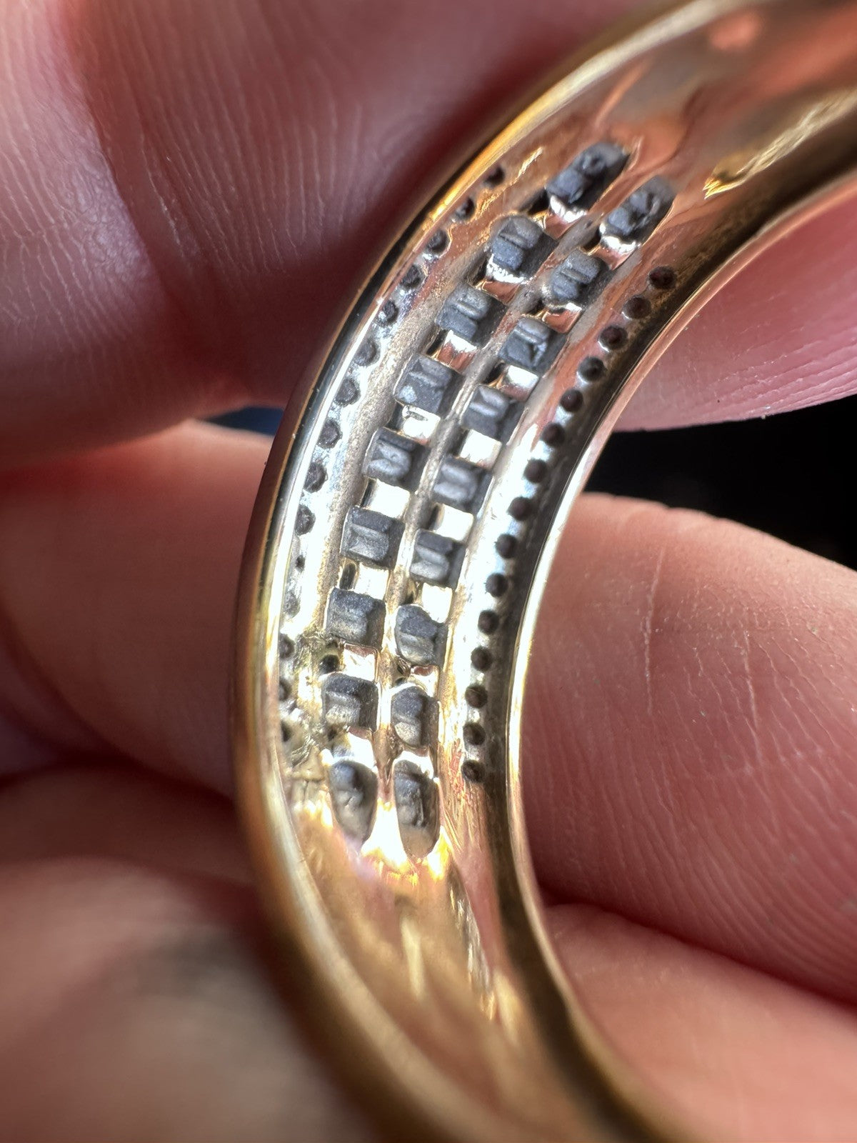 375 9ct Diamond Ring Size 8 Q
