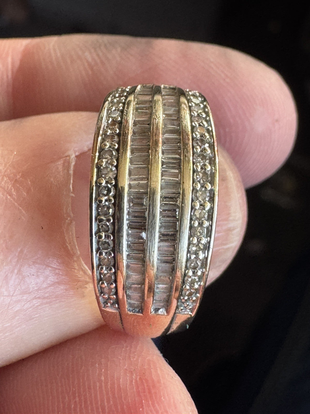375 9ct Diamond Ring Size 8 Q