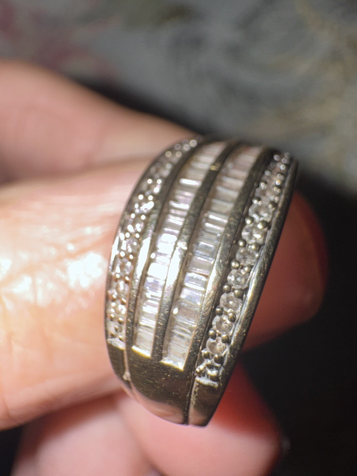 375 9ct Diamond Ring Size 8 Q