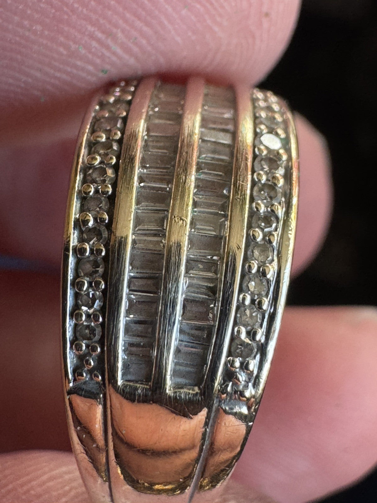 375 9ct Diamond Ring Size 8 Q