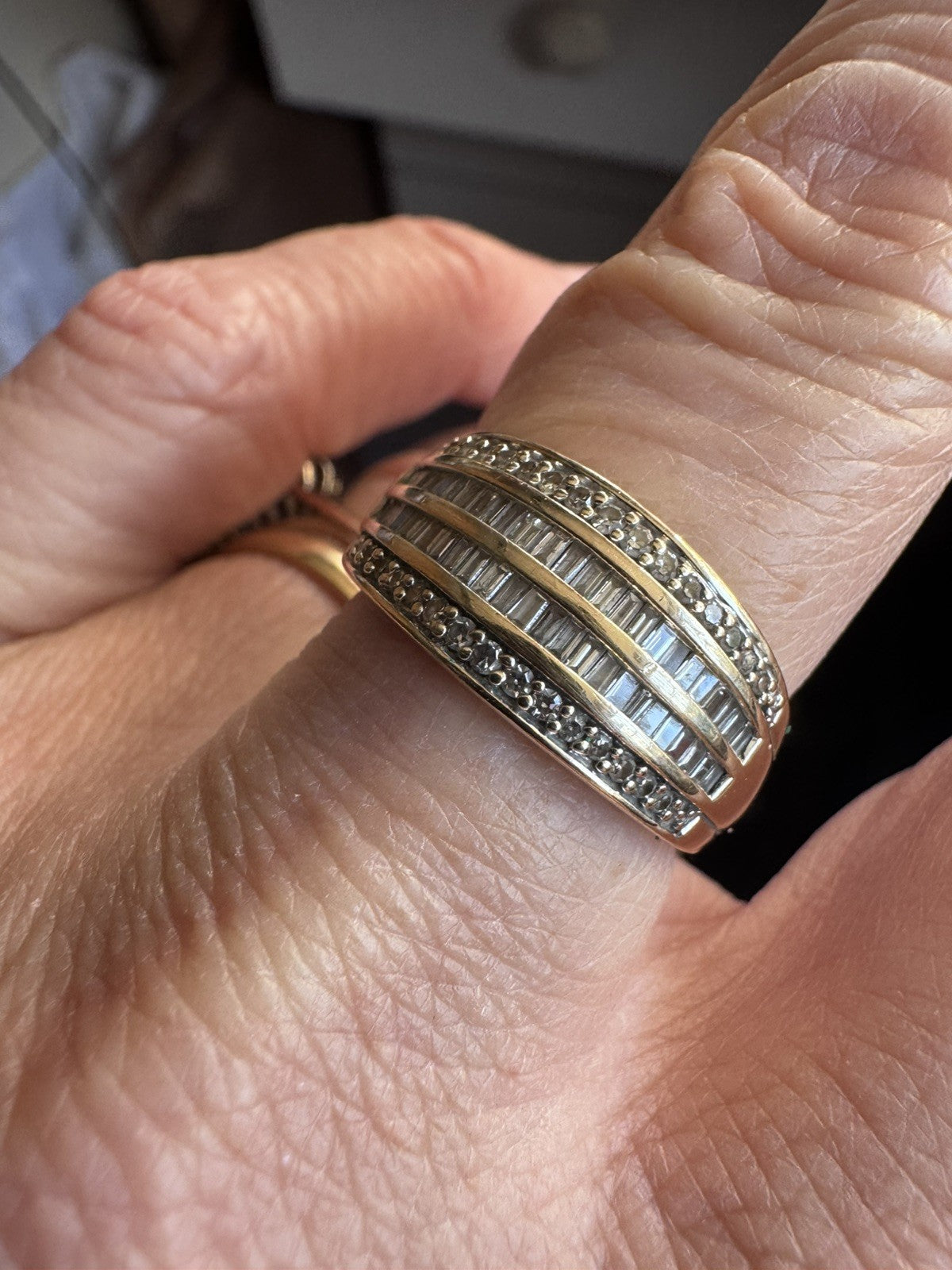 375 9ct Diamond Ring Size 8 Q
